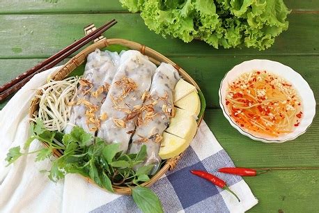  Bánh Cuốn Thanh Phong: Sự Tươi Mát của Rau Quế Gặp Béo Ngậy Của Thịt Heo