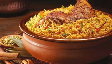  Biryani Lucknow: Một Món Ăn Nổi Tiếng Kết Hợp Sự Phức Tạp Của Gia Vị Ấn Độ Và Sự Dịu Dàng Của Gạo Basmati!